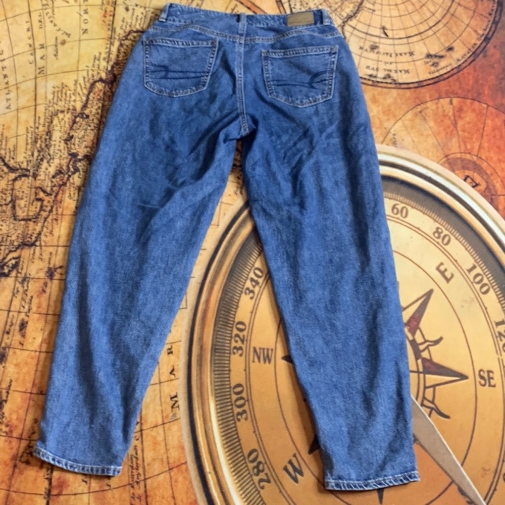 American Eagle Outfitters Retro High Rise Medium Washed Relaxed Mom Jeans - Picture 2 of 8